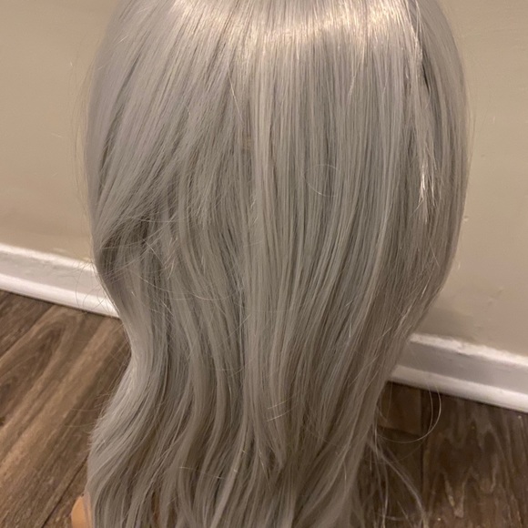 Gray curled wavy 27inch wig - Picture 7 of 8